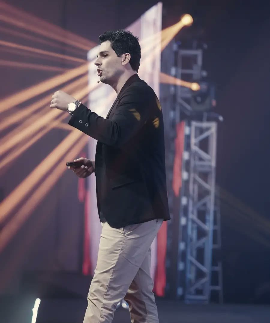 Dênis Lourenço palestrando